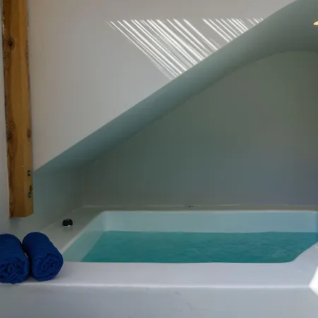 Thousand Stars Suites&rooms Aparthotel Kamari (Santorini)