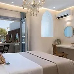 Thousand Stars Suites&rooms Apartahotel 4*